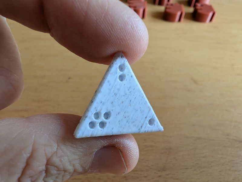 3D-gedruckter 4-seitiger Würfel mit eingeprägten Punkten